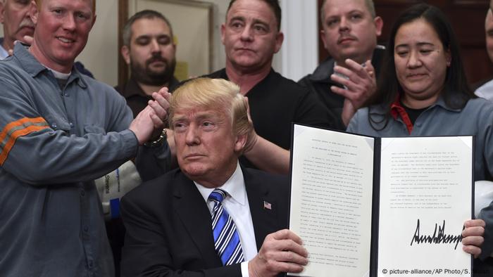 USA Trump besiegelt Strafzölle auf Stahl und Aluminium (picture-alliance/AP Photo/S. Walsh)