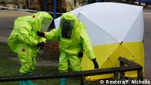 08.03.2018 +++ The forensic tent, covering the bench where Sergei Skripal and his daughter Yulia were found, is repositioned by officials in protective suits in the centre of Salisbury, Britain, March 8, 2018. REUTERS/Peter Nicholls