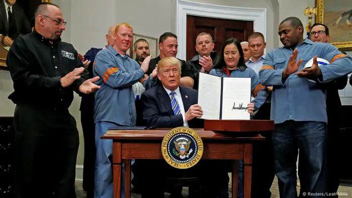 US-Präsident Trump unterschreibt Strafzölle umringt von Stahlarbeitern (Reuters/Leah Millis )