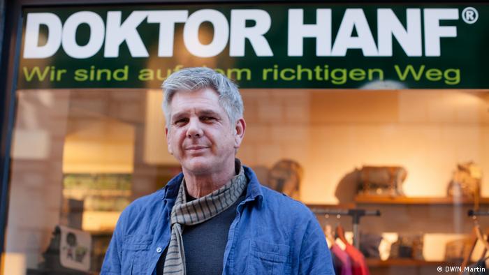 Lars Scheimann vor seinem Hanf-Laden in der Duisburger Innenstadt