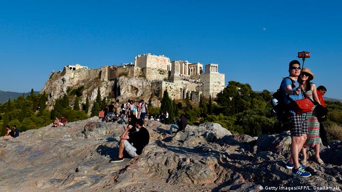 Griechenland Touristen Selfies (Getty Images/AFP/L. Gouliamaki)