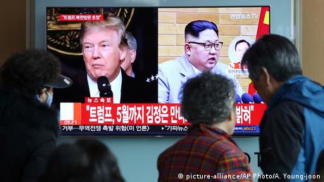 Südkorea Donald Trump und Kim Jong Un im TV in Seoul (picture-alliance/AP Photo/A. Young-joon)