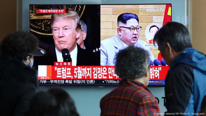Südkorea Donald Trump und Kim Jong Un im TV in Seoul (picture-alliance/AP Photo/A. Young-joon)