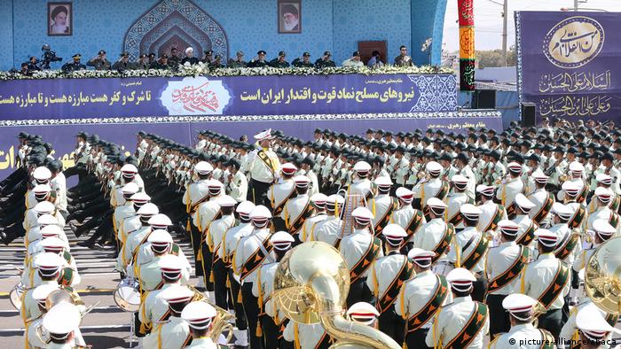 Der iranische Präsident Hassan Rohani (auf der Tribüne) bei einer Militärparade im September
