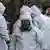 Следователи в защитных костюмах и противогазах на месте отравления Сергея Скрипаля в британском Солсбери
