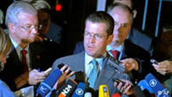 Ministerpraesident Roland Koch Bundeswirtschaftsminister Karl-Theodor zu Guttenberg