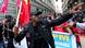 Акция протеста против расизма во Флоренции: мужчина с красным флагом Акция протеста против расизма во Флоренции: мужчина с красным флагом
