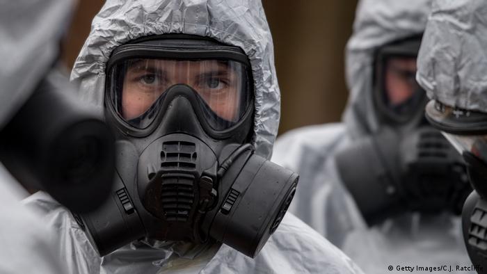 Britische Armee Soldaten in Schutzanzügen Gasmasken