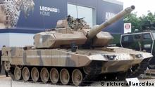 ARCHIV - Ein Panzer vom Typ Leopard 2 A7+ auf dem Betriebsgelände von Krauss-Maffei Wegmann (Archivfoto vom 14.06.2010). Der Leopard 2 A7+ ist laut Bundeswehr durch besondere Leistungsfähigkeit und Zuverlässigkeit gekennzeichnet. Ausgestattet ist der 3,7 Meter breite Nachfolger des Leopard 1 mit einer 120-Millimeter-Kanone. Mit ihr lassen sich während der Fahrt Ziele in einer Entfernung bis zu 2500 Meter bekämpfen. Das umstrittene Panzergeschäft mit Saudi-Arabien
wird am Mittwoch 06.07.2011) den Bundestag beschäftigen. Auf Antrag der
Opposition soll dazu eine Aktuelle Stunde stattfinden. Foto: Bundeswehr (Achtung: Bei Abdruck als Quelle Bundeswehr angeben) (zu dpa 0030 am 06.07.2011) +++(c) dpa - Bildfunk+++ | Verwendung weltweit