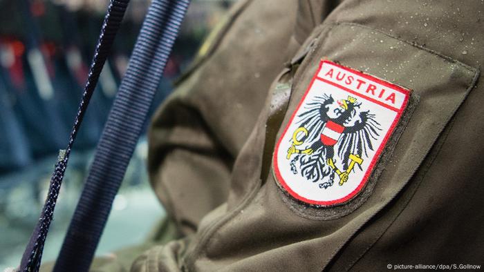 Ein Soldat der östereichischen Bundesheer auf dem Fliegerhorst Wunstorf (Niedersachsen) (picture-alliance/dpa/S.Gollnow)