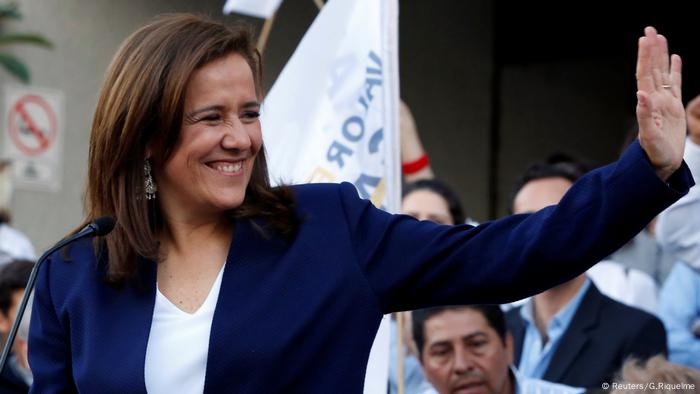 Margarita Zavala begrüßt ihre Unterstützer, nachdem sie sich als unabhängige Präsidentschaftskandidatin am INE für die kommenden Wahlen am 1. Juli in Mexiko-Stadt registriert hat (Reuters/G.Riquelme)