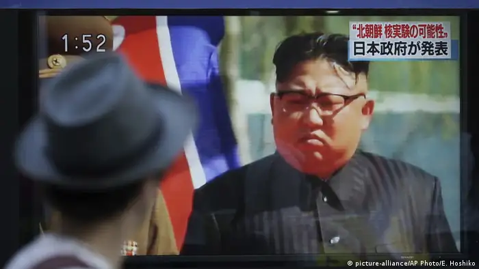  Nordkorea Führer Kim Jong Un (picture-alliance/AP Photo/E. Hoshiko)