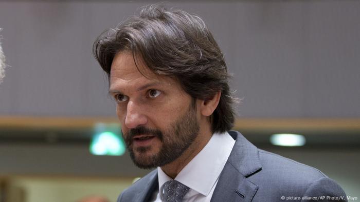 El ministro del Interior y viceprimer ministro de Eslovaquia, Robert Kalinak, dimitió hoy como consecuencia del asesinato del periodista de investigación Jan Kuciak, a finales de febrero. El partido Most Hid, de la minoría húngara, uno de los socios de la coalición, había exigido la salida de Kalinak como condición para seguir en el Gobierno. (12.03.2018).