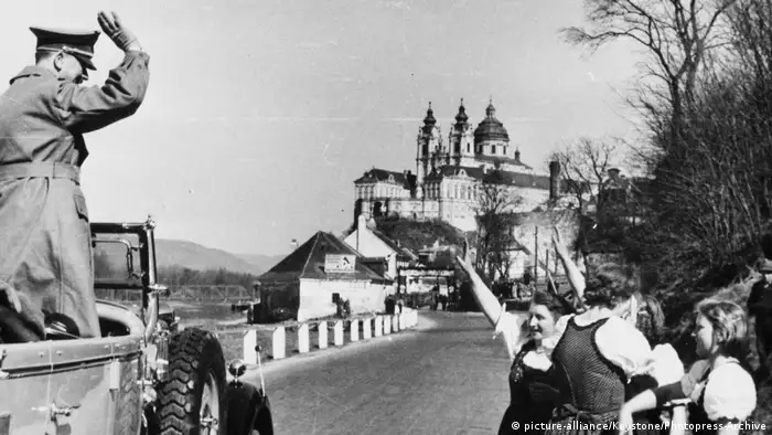 L'entrée d'Adolf Hitler en Autriche saluée par la foule et filmée par la propagande nazie