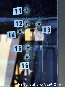 Пулевые отверстия в окне кафе