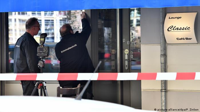 Немецкая полиция возле кафе в Берлине, обстрелянного накануне