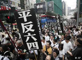 5月31日众多港人上街呼吁平反六四