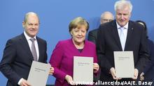 BERLIN, GERMANY - MARCH 12: German Chancellor Angela Merkel (C), head of the Bavarian Christian Social Union (CSU) Horst Seehofer (R) and Deputy Leader of the Social Democratic Party Olaf Scholz (L) attend the signing ceremony of the conservative CDU/CSU party and the Social Democrats to form a new government in Berlin, Germany on March 12, 2018. Erbil Basay / Anadolu Agency | Keine Weitergabe an Wiederverkäufer.