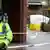 Policjant pilnuje wejście do baru w miejscowości Salisbury, w którym znaleziono ślady trucizny użytej przeciwko Skripalowi 