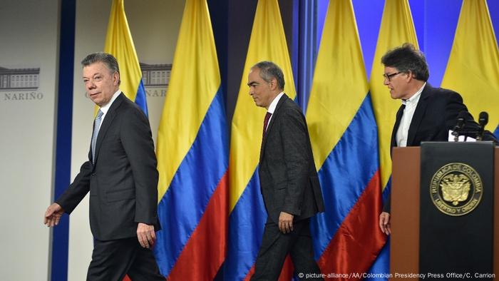 Kolumbien | Pressekonferenz - Kolumbiens Regierung nimmt Verhandlungen mit ELN-Rebellen auf (picture-alliance/AA/Colombian Presidency Press Office/C. Carrion)