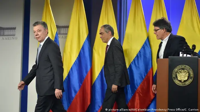 Kolumbien | Pressekonferenz - Kolumbiens Regierung nimmt Verhandlungen mit ELN-Rebellen auf (picture-alliance/AA/Colombian Presidency Press Office/C. Carrion)