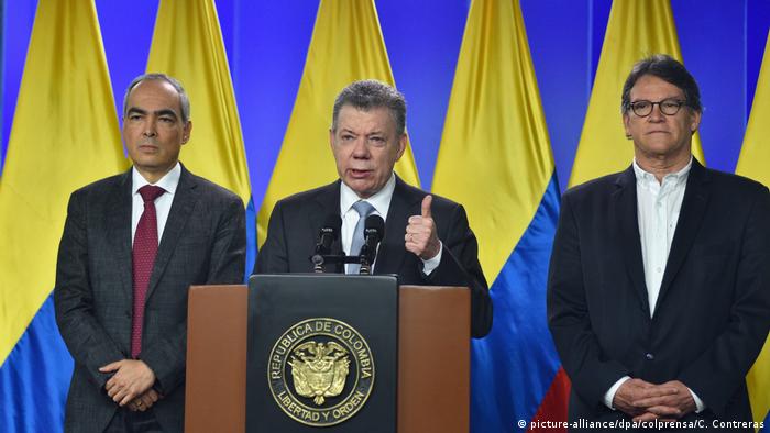 Kolumbien | Pressekonferenz - Kolumbiens Regierung nimmt Verhandlungen mit ELN-Rebellen auf (picture-alliance/dpa/colprensa/C. Contreras)