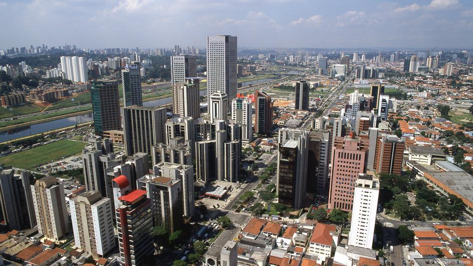 Avião cai em avenida movimentada de São Paulo