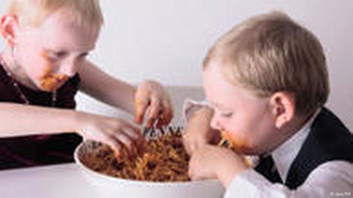 Kinder schmutzig beim Spaghetti essen (dpa/PA)