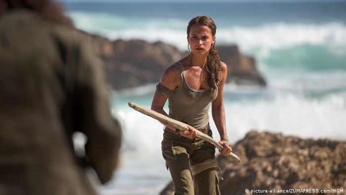 Alicia Vikander bedroht als Lara Croft ihr Gegenüber mit einem Stock (picture-alliance/ZUMAPRESS.com/MGM)
