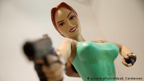 Lara Croft-Figur im Computerspielemuseum (picture-alliance/dpa/J. Carstensen)