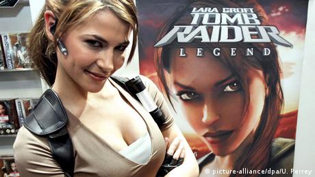 Model Karima Adebibe vor einem Werbeplakat mit dem neuen Spiel Tomb Raider Legend (picture-alliance/dpa/U. Perrey)