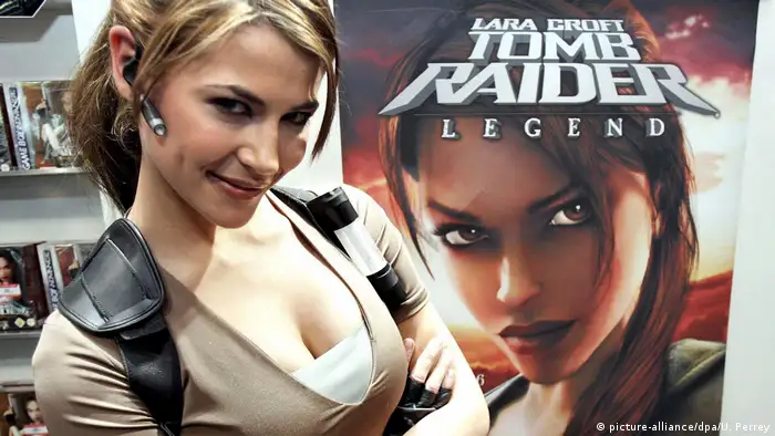 Model Karima Adebibe vor einem Werbeplakat mit dem neuen Spiel Tomb Raider Legend (picture-alliance/dpa/U. Perrey)
