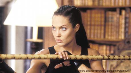 Filmstill Lara Croft: Tomb Raider - Die Wiege des Lebens Lara hält einen Bambusstab in den Händen (picture-alliance/Everett Collection/Paramount)