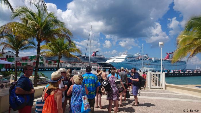A bunch of tourists heading to cruise ships in the back (C. Roman)