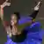 Michaela DePrince in blauem Tüllrock und Ballettpose