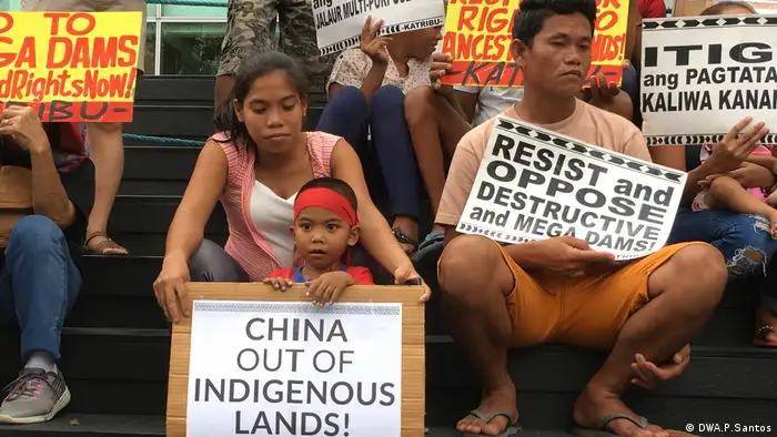 Indigene Völker und Umweltaktivisten auf den Philippinen versammeln sich vor der chinesischen Botschaft in Manila