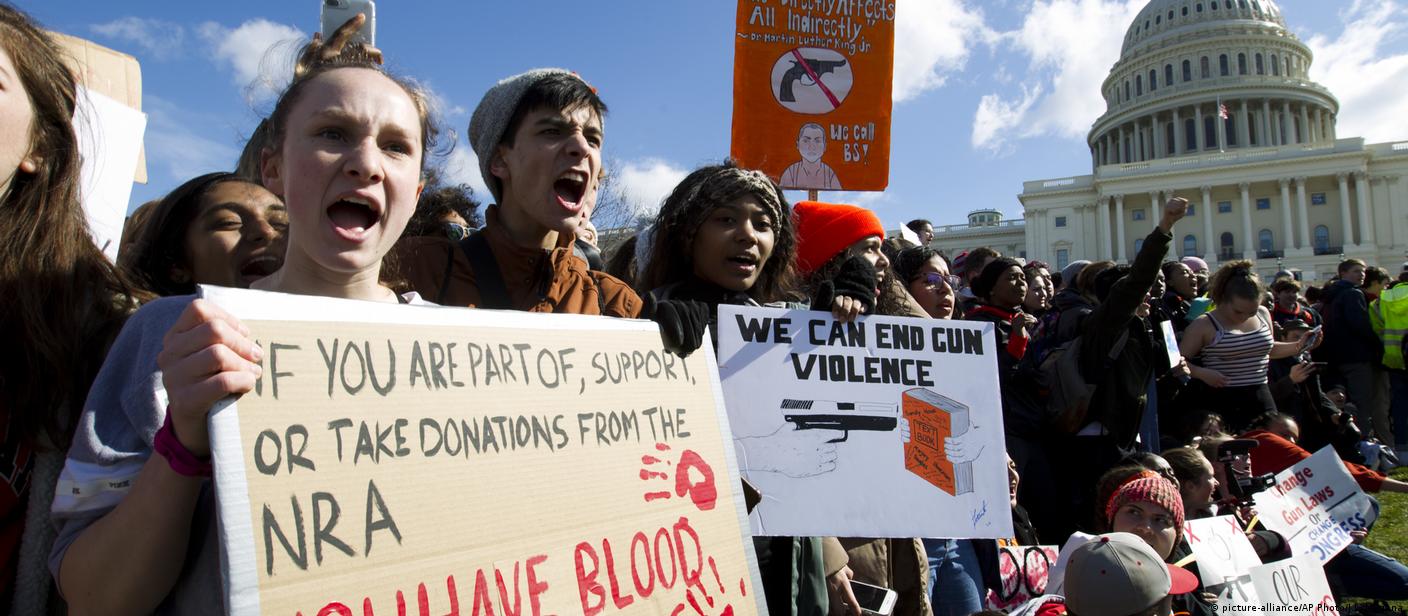 Estudantes protestam contra violência armada nos EUA – DW – 15/03/2018, image size:1408x616