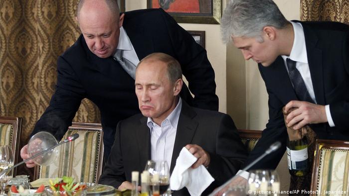 Евгений Пригожин (слева) и Владимир Путин (в центре)