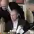 Євген Пригожин (зліва) подає їжу Володимиру Путіну (в центрі) у ресторані (архівне фото) 