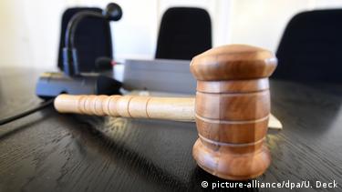 Дрвен судијски чекан лежи на маса во судницата 