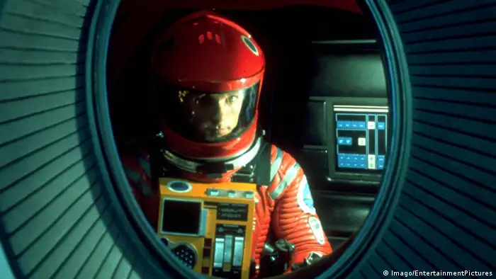 Ein Astronaut steht mit rotem Raumanzug in einer Szene aus dem Science-Fiction-Film 2001: Odyssee im Weltraum. (Imago/EntertainmentPictures)