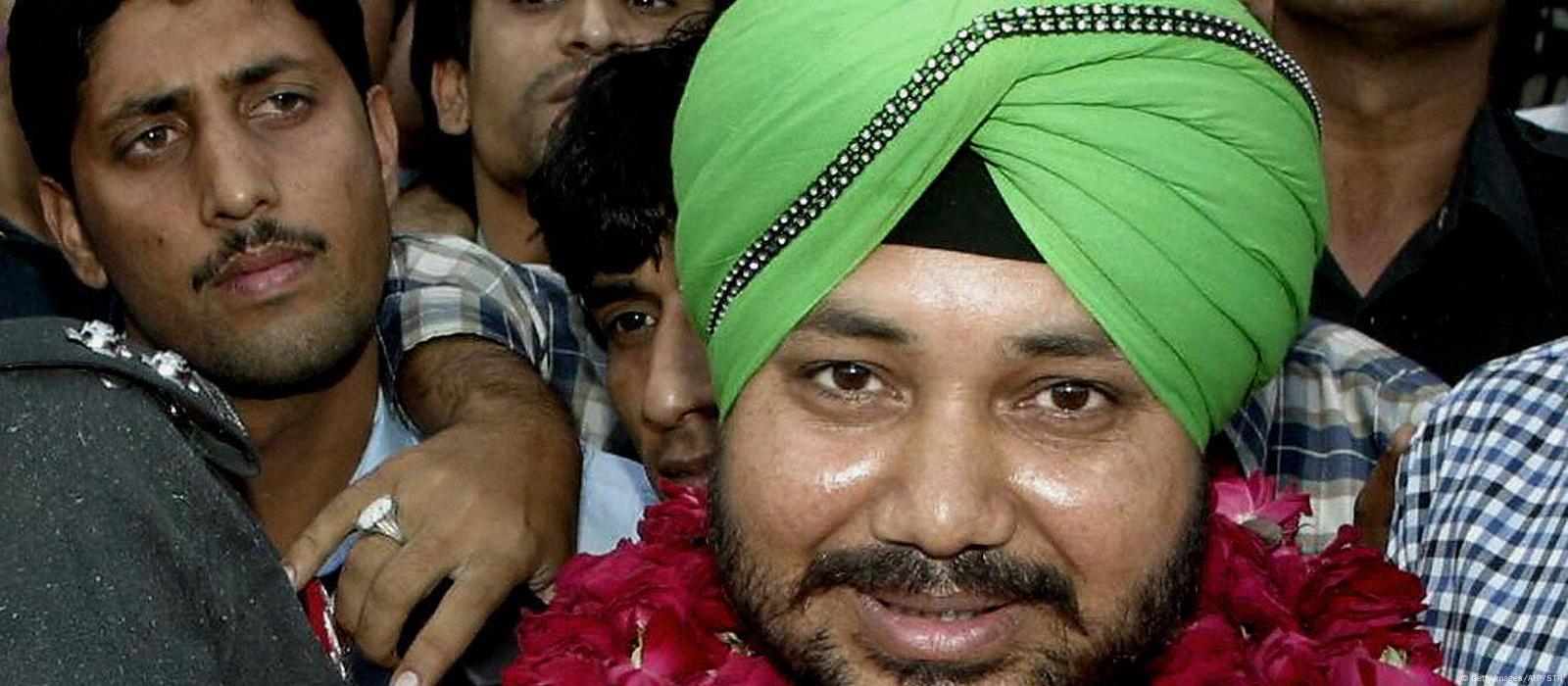 Singer Daler Mehndi arrest gets jail in 2003 human trafficking case - India  Hindi News - दलेर मेहंदी को मानव तस्करी के मामले में 2 साल की जेल, अदालत से  ही किए