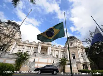 巴西为法航失事飞机遇难者降半旗