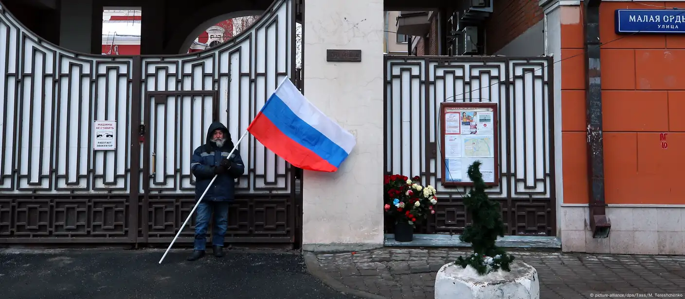 Как Собчак открыла памятную доску Немцову – DW – 16.03.2018