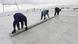 Arbeiter rollen auf dem Zugspitz-Gletscher eine Abdeckplane aus. (Foto:AP) Arbeiter rollen auf dem Zugspitz-Gletscher eine Abdeckplane aus. (Foto:AP)