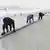 Arbeiter rollen auf dem Zugspitz-Gletscher eine Abdeckplane aus. (Foto:AP)