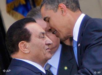 Der Ägyptische Präsident umarmt Barack Obama bei dessen Besuch in Kairo im Juni 2009 (Foto: AP)