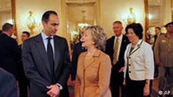 US-Außenministerin Hillary Clinton spricht mit Jamal Mubarak, Sohn des ägyptischen Präsidenten Hosni bei einem Empfang in Kairo (Foto: AP)