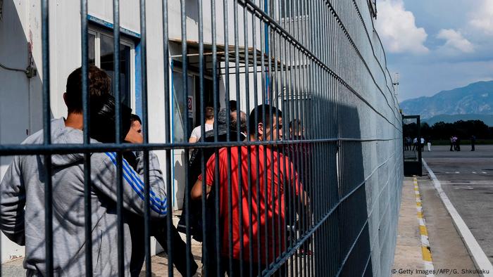 Albanien Flughafen Tirana Abgelehnte Asylbewerber (Getty Images/AFP/G. Shkullaku)