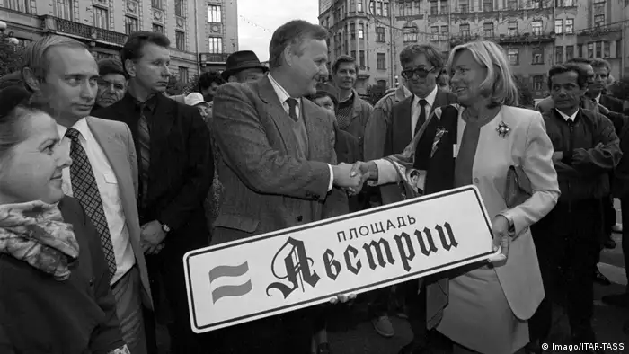 Putin stands with former St.Petersburg mayor Anatoly Sobchak